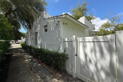House in Miami, Florida 2 bedrooms, 74.79 sq.m. № 2018261 - photo 4