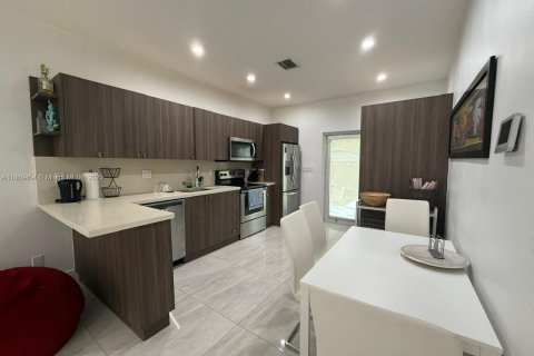 House in Miami, Florida 2 bedrooms, 74.79 sq.m. № 2018261 - photo 11