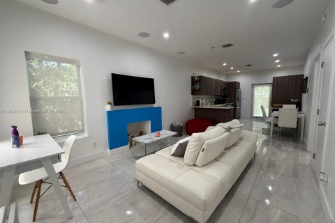 House in Miami, Florida 2 bedrooms, 74.79 sq.m. № 2018261 - photo 8