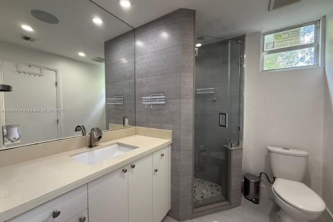 House in Miami, Florida 2 bedrooms, 74.79 sq.m. № 2018261 - photo 19