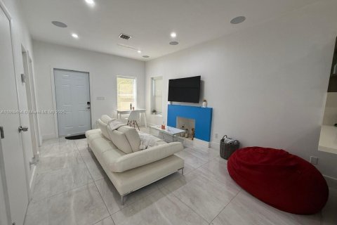 House in Miami, Florida 2 bedrooms, 74.79 sq.m. № 2018261 - photo 9