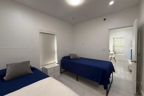 House in Miami, Florida 2 bedrooms, 74.79 sq.m. № 2018261 - photo 18