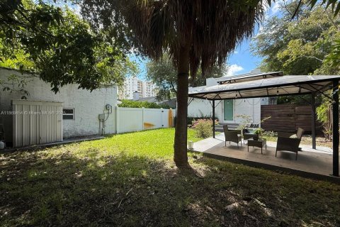 House in Miami, Florida 2 bedrooms, 74.79 sq.m. № 2018261 - photo 7