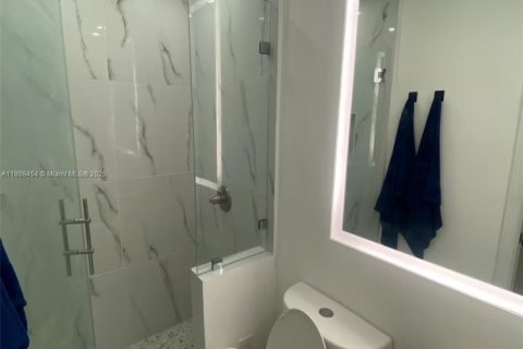 House in Miami, Florida 2 bedrooms, 74.79 sq.m. № 2018261 - photo 23