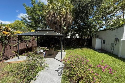 House in Miami, Florida 2 bedrooms, 74.79 sq.m. № 2018261 - photo 3