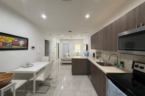 House in Miami, Florida 2 bedrooms, 74.79 sq.m. № 2018261 - photo 10