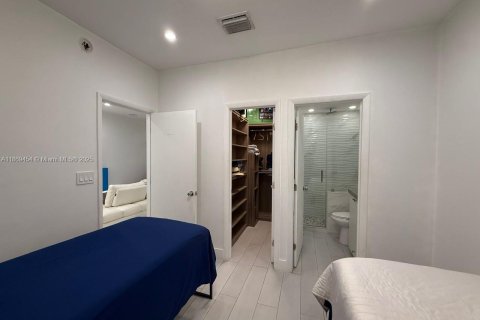 House in Miami, Florida 2 bedrooms, 74.79 sq.m. № 2018261 - photo 17