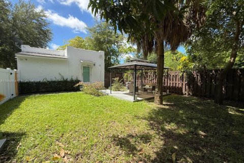House in Miami, Florida 2 bedrooms, 74.79 sq.m. № 2018261 - photo 6