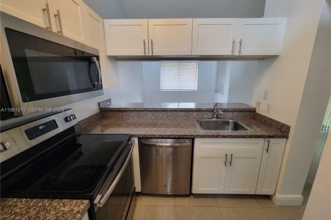 Condo in Coral Springs, Florida, 2 bedrooms  № 2054392 - photo 7