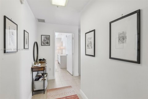 Снять в аренду кондоминиум в Майами, Флорида 2 спальни, 109.62м2, № 2076158 - фото 3