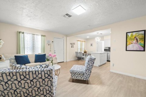 House in Pinellas Park, Florida 4 bedrooms, 119.29 sq.m. № 1813049 - photo 7