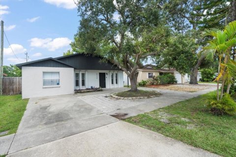 House in Pinellas Park, Florida 4 bedrooms, 119.29 sq.m. № 1813049 - photo 1