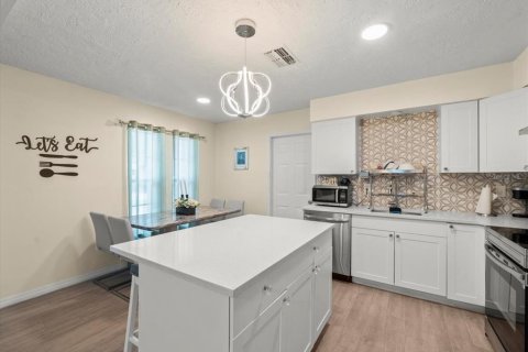 House in Pinellas Park, Florida 4 bedrooms, 119.29 sq.m. № 1813049 - photo 12