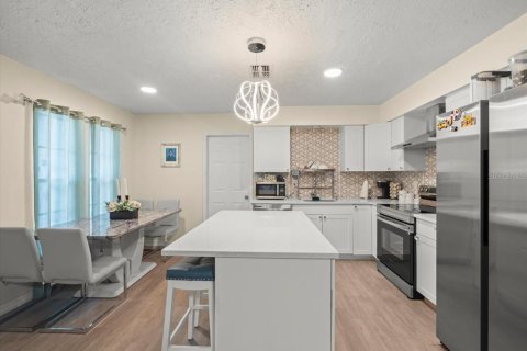 House in Pinellas Park, Florida 4 bedrooms, 119.29 sq.m. № 1813049 - photo 10