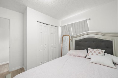 House in Pinellas Park, Florida 4 bedrooms, 119.29 sq.m. № 1813049 - photo 27