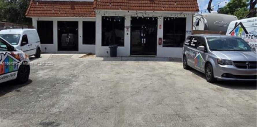 Propiedad comercial en Hollywood, Florida № 1897640