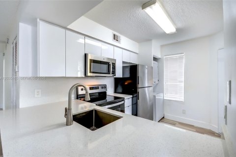 Condominio en venta en Coral Springs, Florida, 2 dormitorios, 96.99 m2 № 2270754 - foto 12