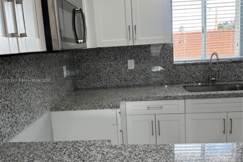 Copropriété à louer à Hialeah, Floride: 2 chambres № 1768143 - photo 12