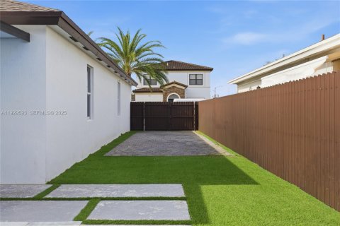 House in Homestead, Florida 4 bedrooms, 167.13 sq.m. № 1990980 - photo 3