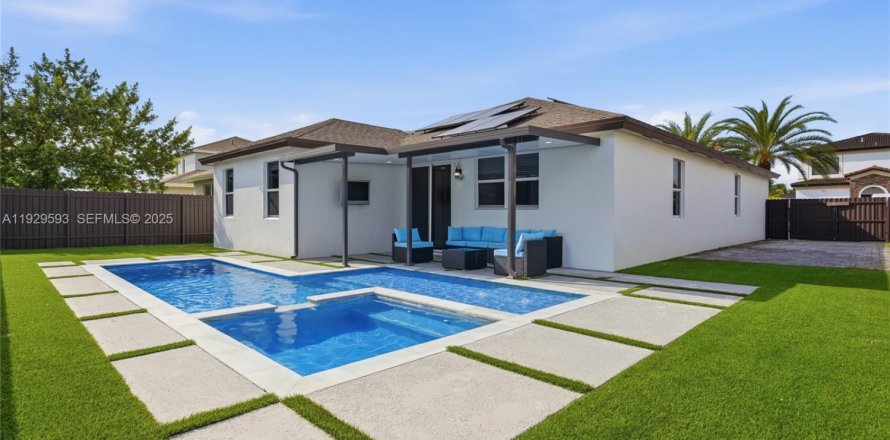 House in Homestead, Florida 4 bedrooms, 167.13 sq.m. № 1990980