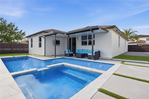 House in Homestead, Florida 4 bedrooms, 167.13 sq.m. № 1990980 - photo 2