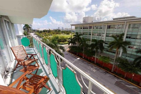 Condo in Miami Beach, Florida, 1 bedroom  № 2057118 - photo 29