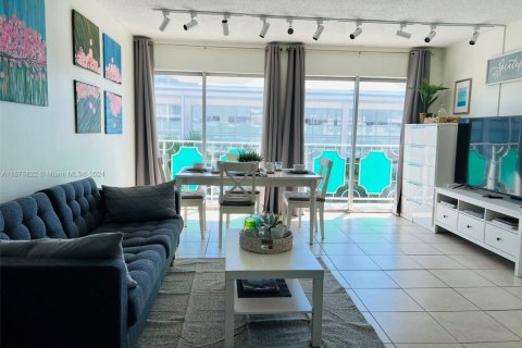 Condo in Miami Beach, Florida, 1 bedroom  № 2057118 - photo 2