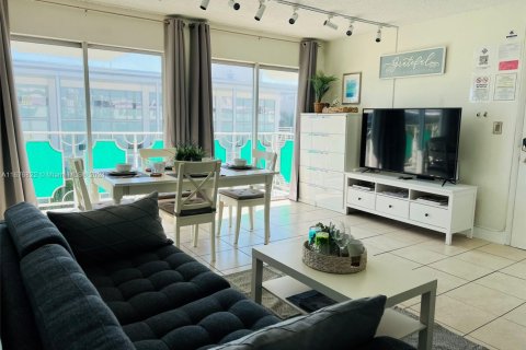 Condo in Miami Beach, Florida, 1 bedroom  № 2057118 - photo 1