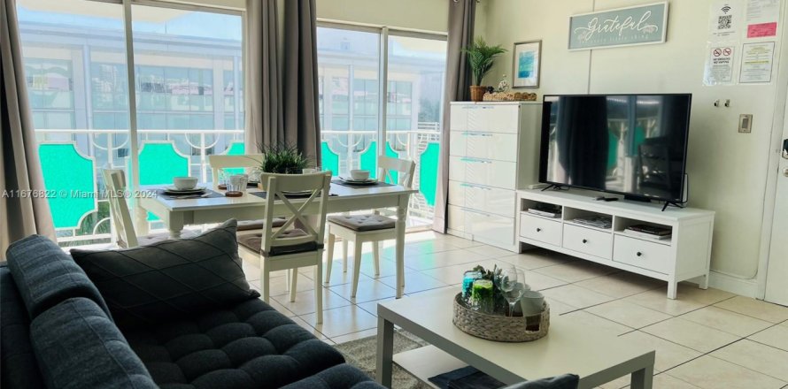 Condo in Miami Beach, Florida, 1 bedroom  № 2057118
