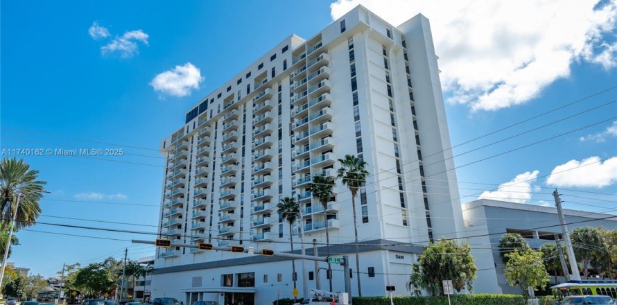 Кондоминиум с 2 спальнями в Норт-Майами, Флорида № 1958172