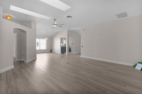 House in Lady Lake, Florida 3 bedrooms, 183.57 sq.m. № 2149494 - photo 15