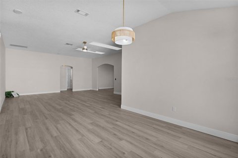 House in Lady Lake, Florida 3 bedrooms, 183.57 sq.m. № 2149494 - photo 11
