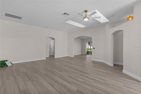 House in Lady Lake, Florida 3 bedrooms, 183.57 sq.m. № 2149494 - photo 14