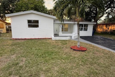 Купить виллу или дом в Лодерхилл, Флорида 4 спальни, 164.16м2, № 1997865 - фото 2