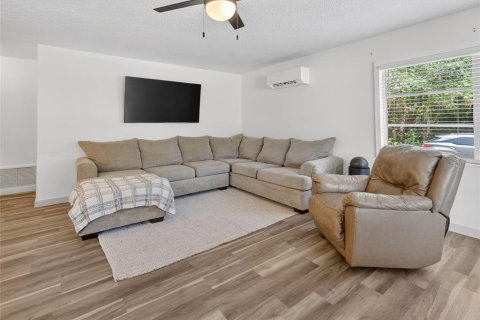 House in Eustis, Florida 2 bedrooms, 117.43 sq.m. № 2110388 - photo 7