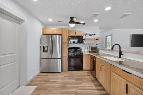 House in Eustis, Florida 2 bedrooms, 117.43 sq.m. № 2110388 - photo 3