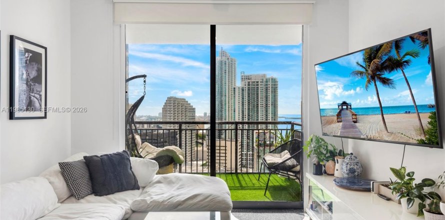 Кондоминиум с 1 спальней в Майами, Флорида № 2050880