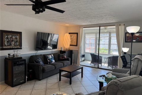 Copropriété à vendre à Lauderdale Lakes, Floride: 1 chambre, 69.49 m2 № 1979393 - photo 1