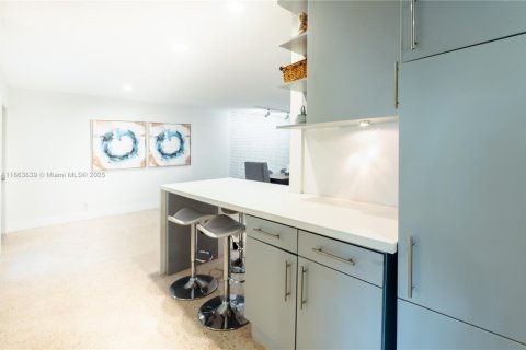 House in Dania Beach, Florida 3 bedrooms, 156.82 sq.m. № 1891386 - photo 9