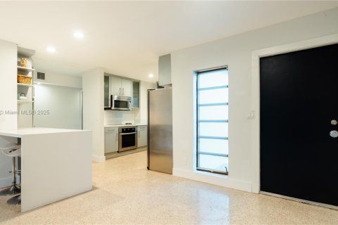 House in Dania Beach, Florida 3 bedrooms, 156.82 sq.m. № 1891386 - photo 15