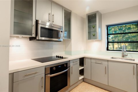 House in Dania Beach, Florida 3 bedrooms, 156.82 sq.m. № 1891386 - photo 11