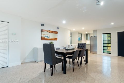 House in Dania Beach, Florida 3 bedrooms, 156.82 sq.m. № 1891386 - photo 7