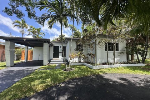 House in Dania Beach, Florida 3 bedrooms, 156.82 sq.m. № 1891386 - photo 3