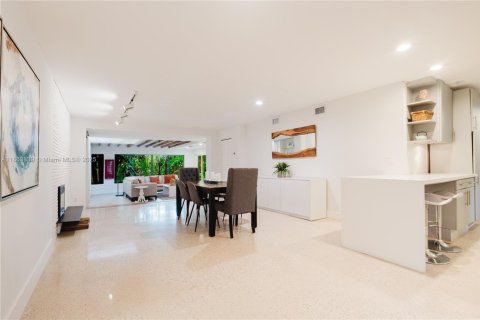 House in Dania Beach, Florida 3 bedrooms, 156.82 sq.m. № 1891386 - photo 8