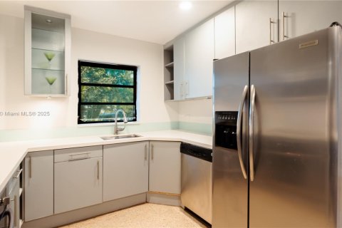 House in Dania Beach, Florida 3 bedrooms, 156.82 sq.m. № 1891386 - photo 12