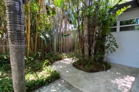 House in Dania Beach, Florida 3 bedrooms, 156.82 sq.m. № 1891386 - photo 30