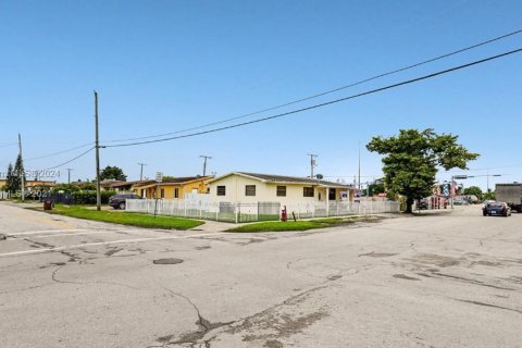 House in Hialeah, Florida 3 bedrooms № 1692455 - photo 7