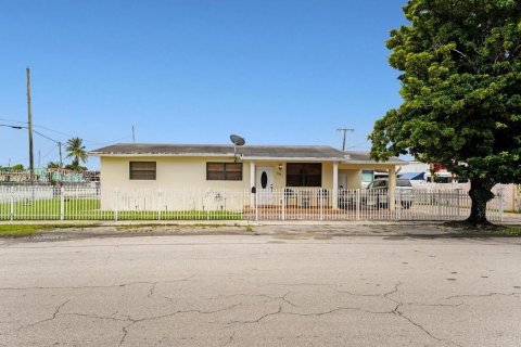 House in Hialeah, Florida 3 bedrooms № 1692455 - photo 8