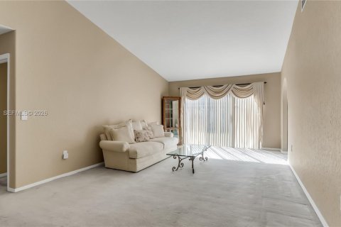 Villa ou maison à vendre à Miami, Floride: 4 chambres, 189.06 m2 № 2007578 - photo 4