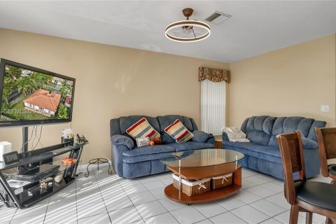 Villa ou maison à vendre à Miami, Floride: 4 chambres, 189.06 m2 № 2007578 - photo 7